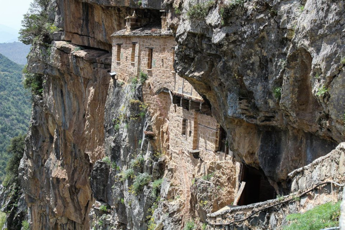 Μπρος γκρεμός και πίσω βράχος: Στην πιο επιβλητική μονή της Ελλάδας που είναι γαντζωμένη στο βουνό δεν τολμάς να κοιτάξεις κάτω (Pics)